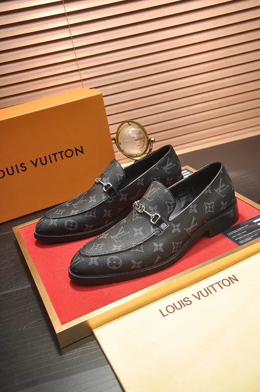 Men's men's shoes 💰460💶 [LV] (all high-end sheep lining) 🍀LV's latest genuine leather business suit shoes are launched simultaneously on the official website. The first-layer cowhide imported from Italy is made of heavy gold, 💥official website 1:1 rubber outsole. Versatile to wear, high-end without losing class, and the color combination is extraordinary. This four-season style is alluring when worn on your feet, showing off your big-name flair. Standard code 38-45 (45 customized)